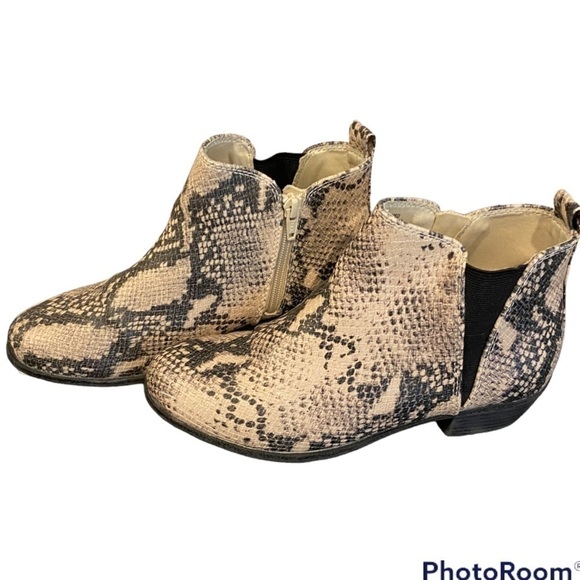 SNAKE Print Boots Size 8 Chelsea Bootie Size Zip Tan Black - Picture 2 of 9